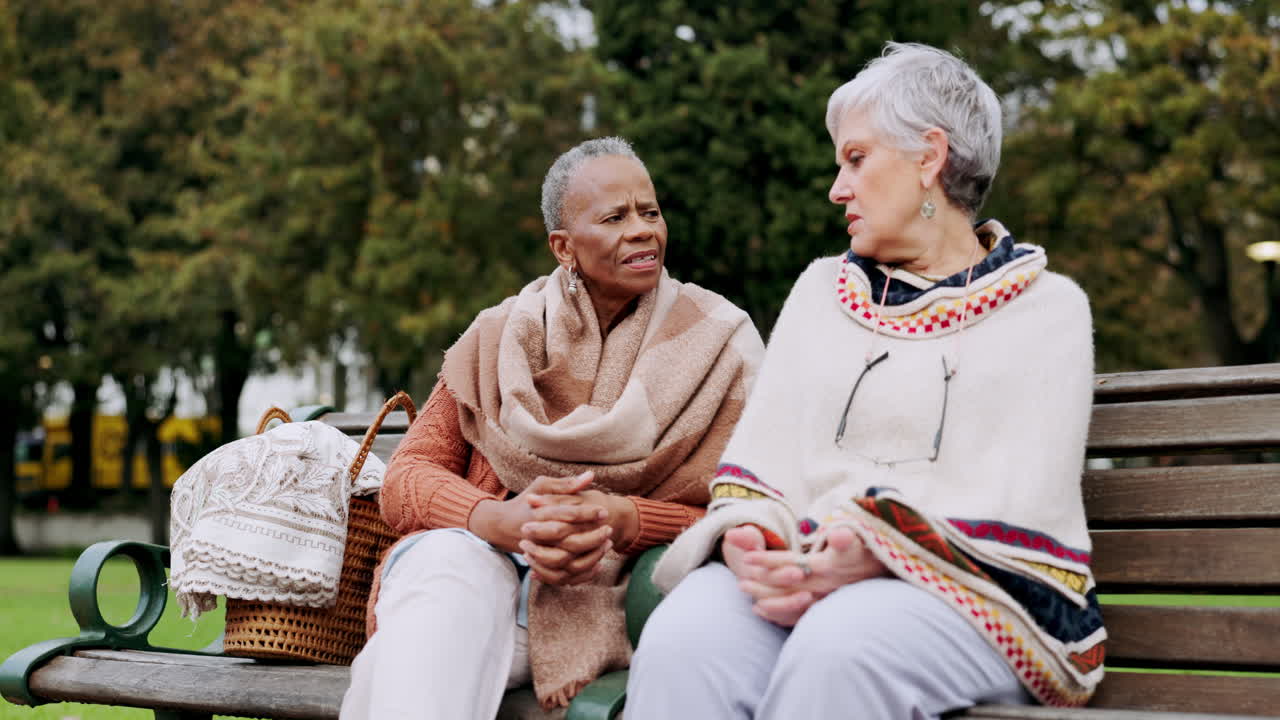 공원 에 있는 친구 들, 벤치 및 고령 여성 들