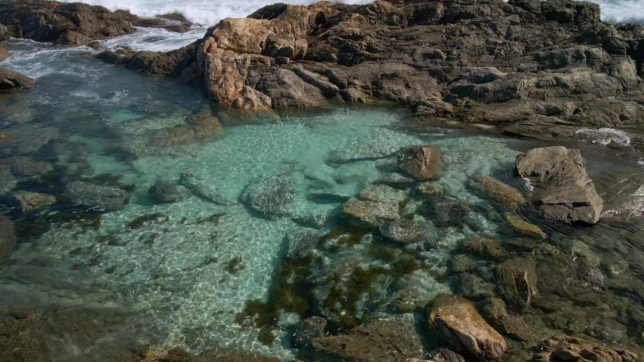 Splendida piscina naturale di roccia con acqua cristallina color turchese a Greenly Beach, penisola di Eyre, Australia Meridionale