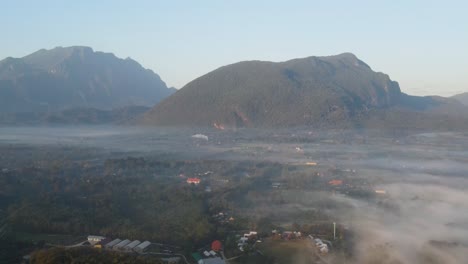 niebla matutina sobre las cimas de los bosques en chiang dao