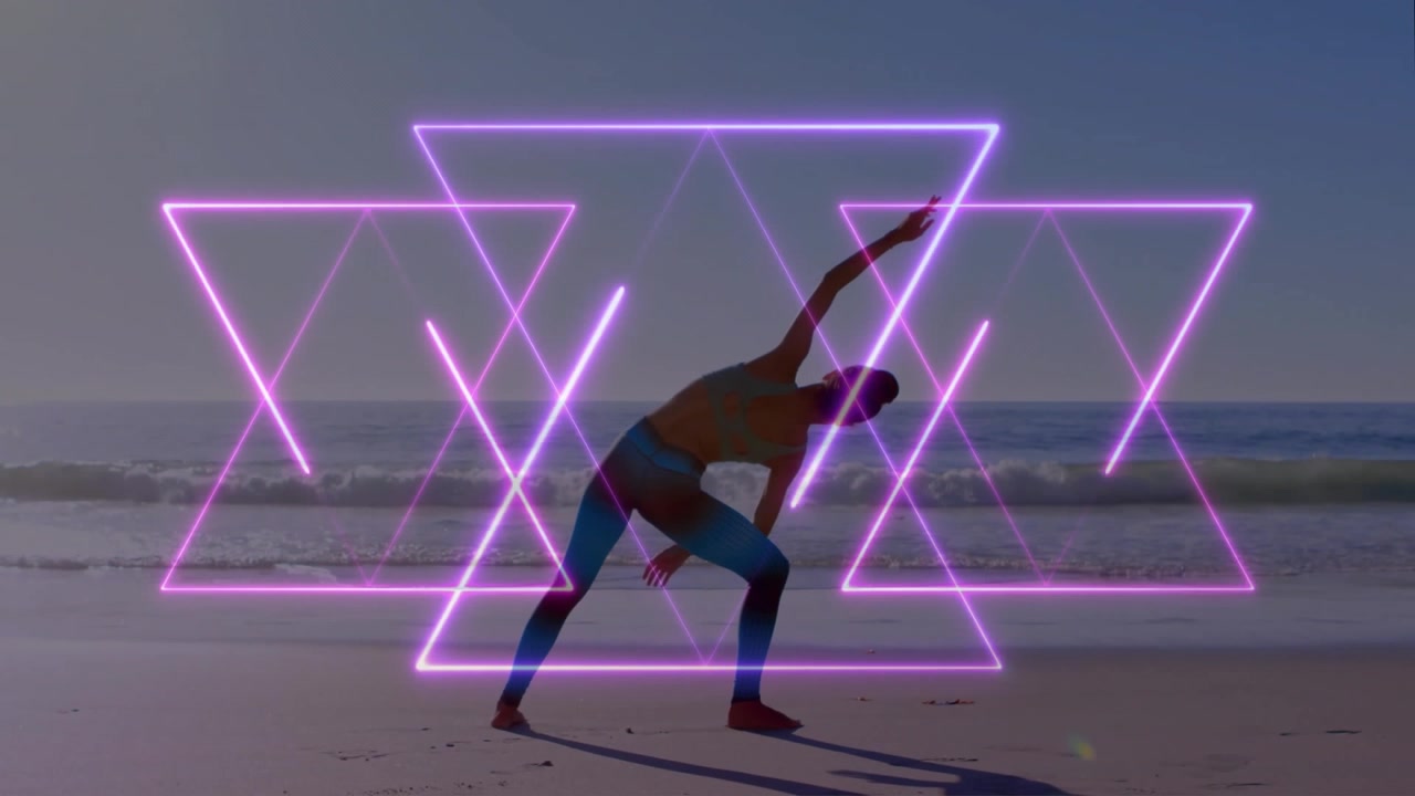 Triangoli al neon che svaniscono dietro un'istruttrice di yoga che mantiene la posizione del guerriero sulla riva, ruotando attorno a lei