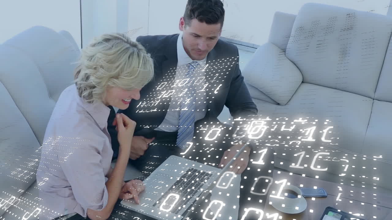 анимация обработки данных двоичного кодирования над различными бизнесменами в офисе.