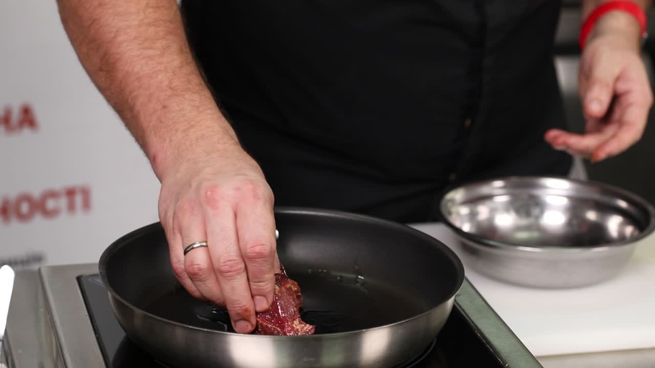 el chef está preparando un filete.