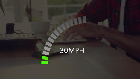 animación del velocímetro que muestra 92 mph sobre la persona que usa la tableta en la mesa