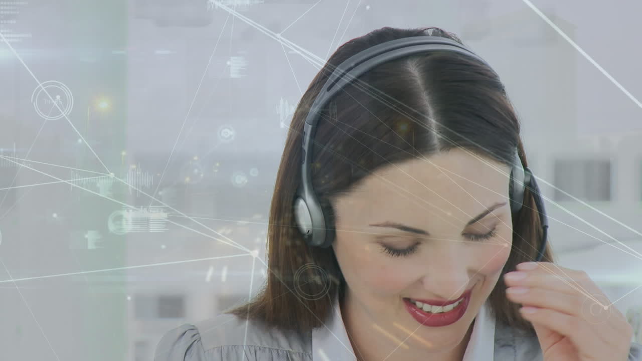 animación de una red de conexiones sobre una feliz consultora caucásica