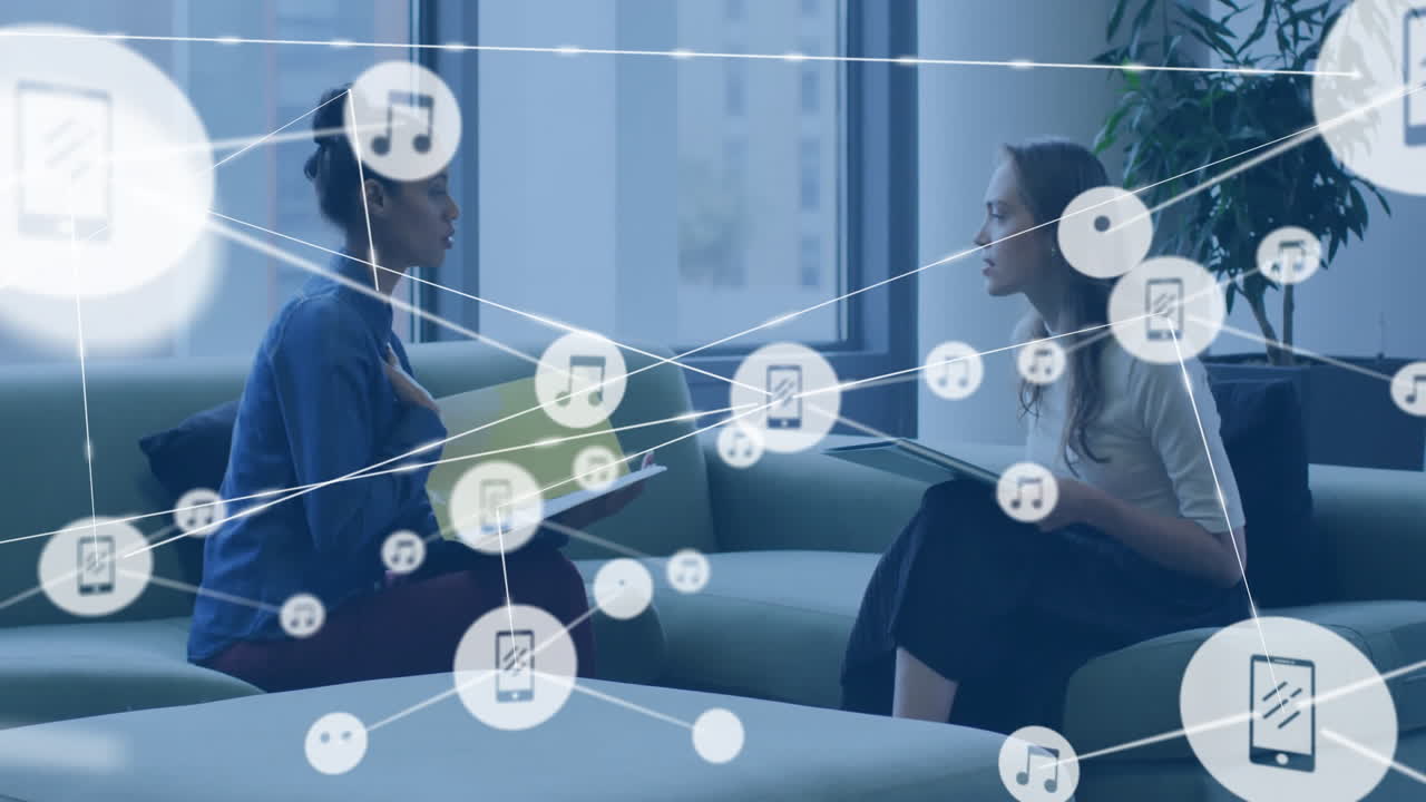 사무실에서 토론하는 두 여성에 대한 음악 네트워크 애니메이션을 공유합니다.