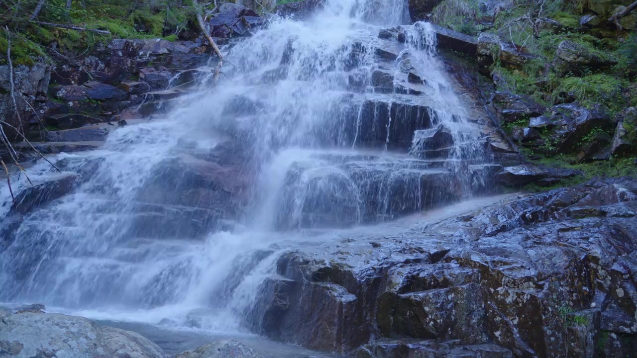 Brusende hvidt vand fosser ned ad de trinvise stenetrapper ved Cloudland Falls, i White Mountain National Forest, New Hampshire, USA