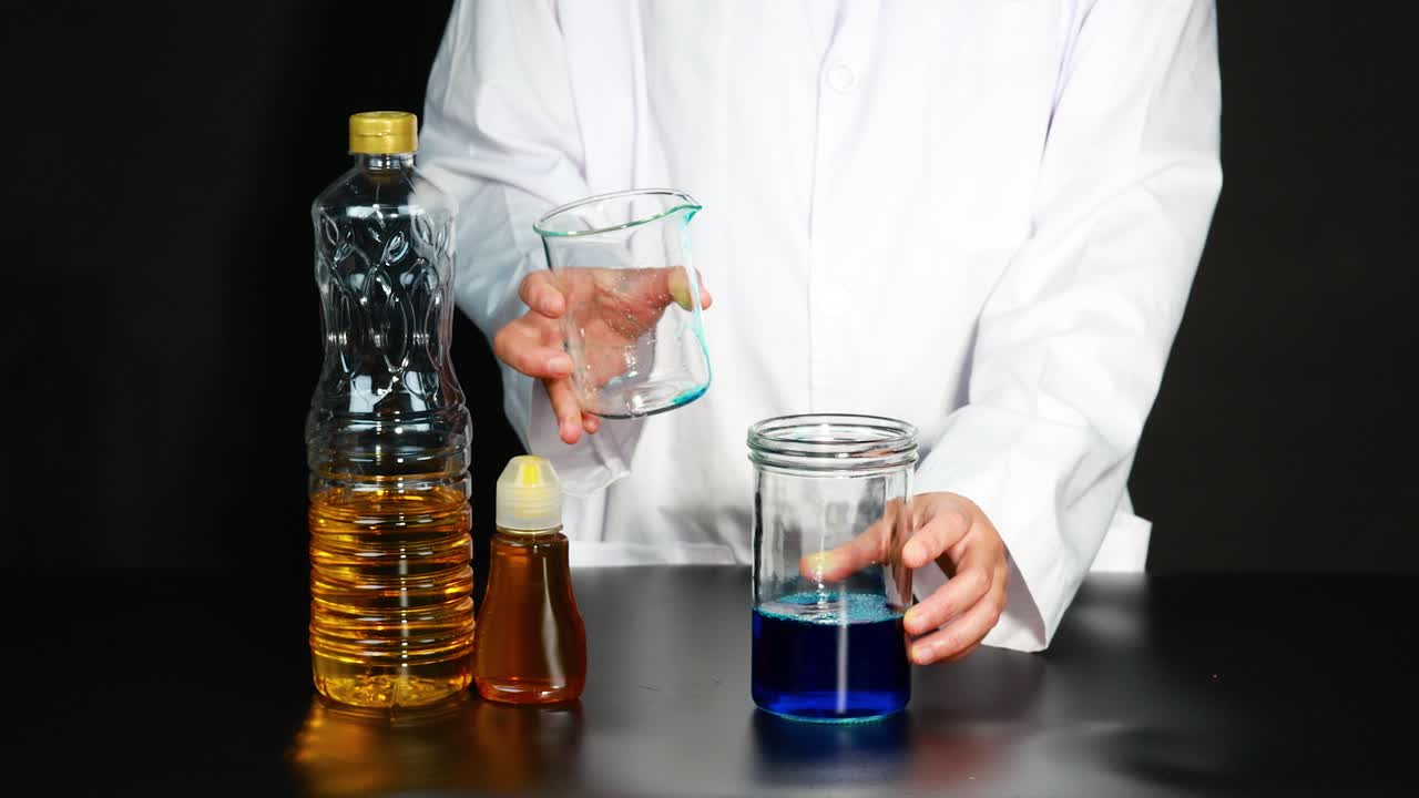 un científico lleva a cabo un experimento líquido colorido, mostrando reacciones químicas en un entorno de laboratorio controlado