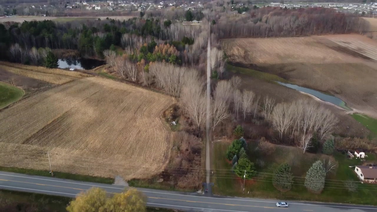 Un ángulo aéreo de un sendero natural para senderismo y ciclismo durante el otoño en Wisconsin