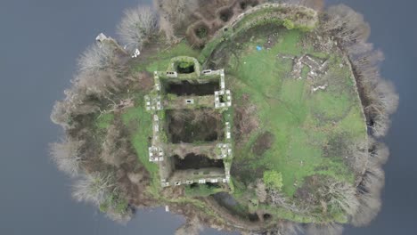 Vista-De-Arriba-Hacia-Abajo-Del-Castillo-Mcdermott-En-Lough-Key,-Condado-De-Roscommon,-Irlanda---Disparo-De-Drone