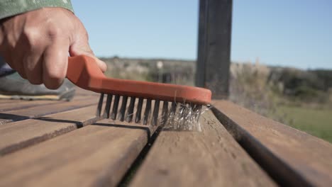 met de hand borstelen van houten oppervlak