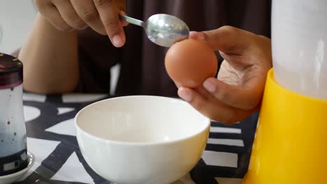 persona que está preparando un huevo