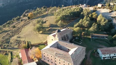 Vistas-Aéreas-De-Un-Monasterio-En-La-Cima-De-Una-Colina-En-Los-Pirineos-Catalanes-En-España