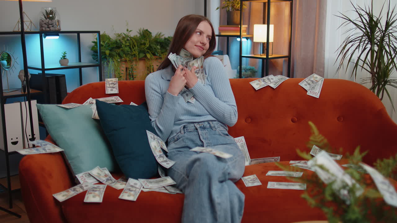 성공한 행복한 부유한 사업가 여자 돈 계산 높은 수익, 복권 게임 승리와 함께 기 ⁇