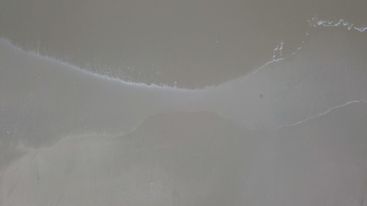 disparo cenital de drones volando directamente sobre las olas en la playa en playas general villamil, ecuador-1