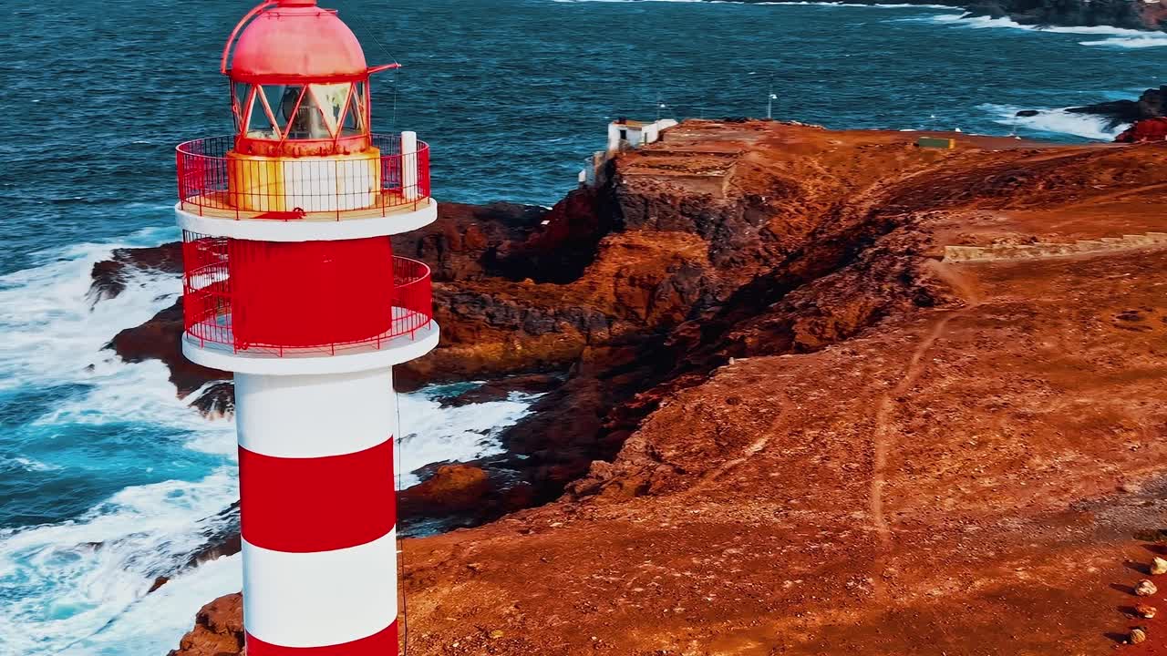 Faro sulla costa di Gran Canaria mostra strada e paesaggio in Spagna