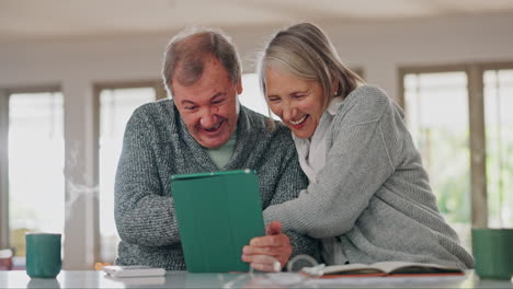 Pareja-De-Ancianos-En-La-Cocina-Con-Tablet