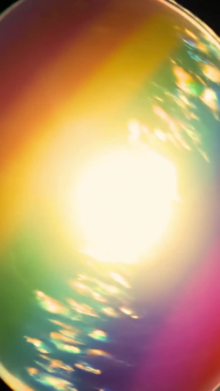 Spettro di colori arcobaleno dinamico con bagliori di luce brillante