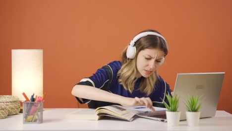 Mujer-Joven-Enviando-Correo-Incorrecto-En-La-Computadora-Portátil.-No-Puedo-Recuperar-El-Correo.