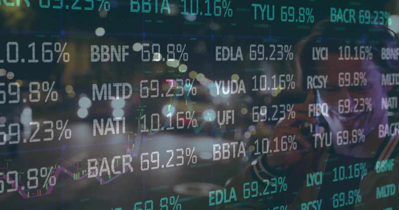 Mann går i opplyst bygata om natten, senker telefonen mens en aksjeticker-overlay oppdateres, sjekker markedene