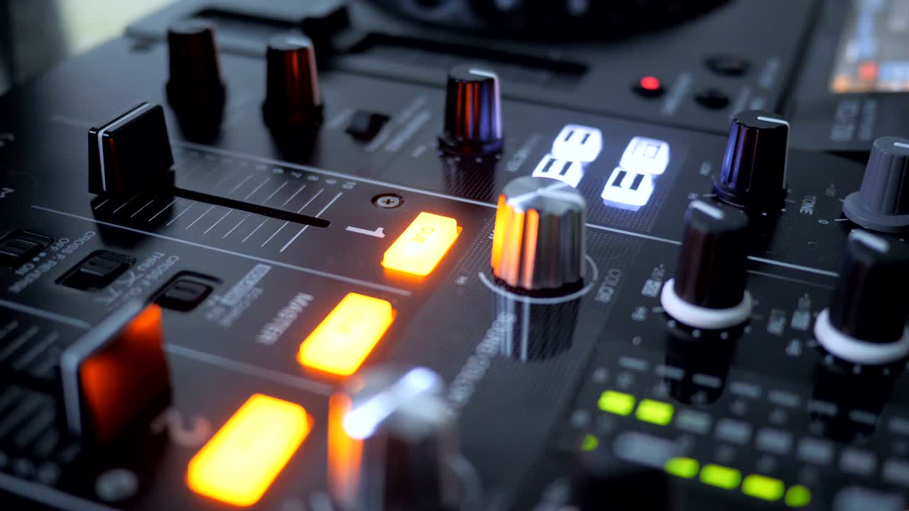 가까운 손으로 dj 악기의 소리를 증가시키고, 움직이는 페이더