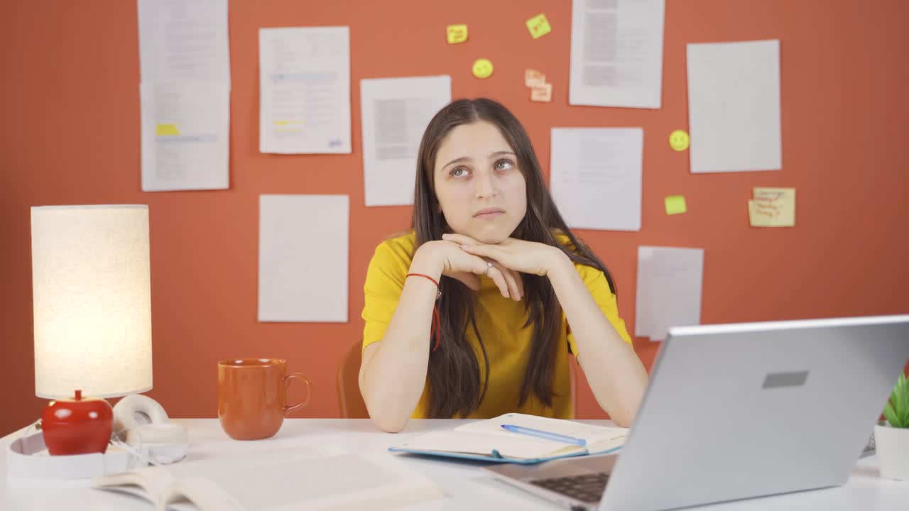 la niña es reflexiva en un estado desesperado e indefenso.