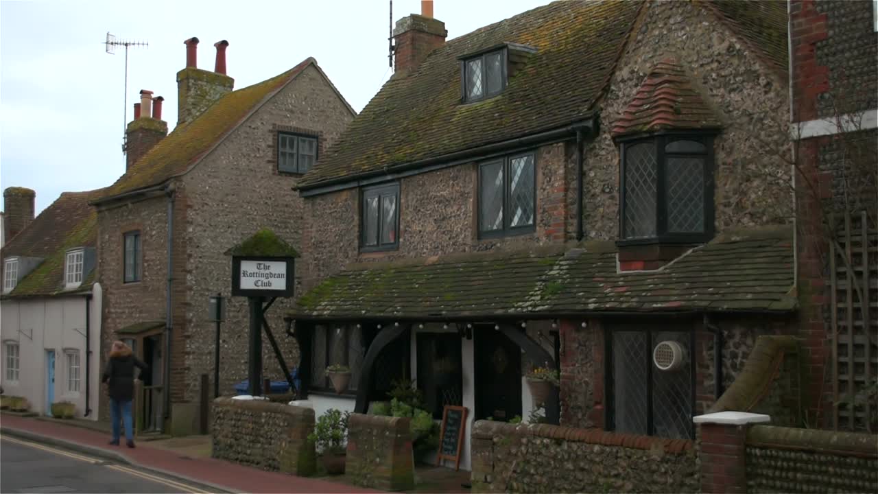 영국 남부 해안의 로팅딘(rottingdean)에 있는 전통적인 옛 영국 마을 거리의 전망