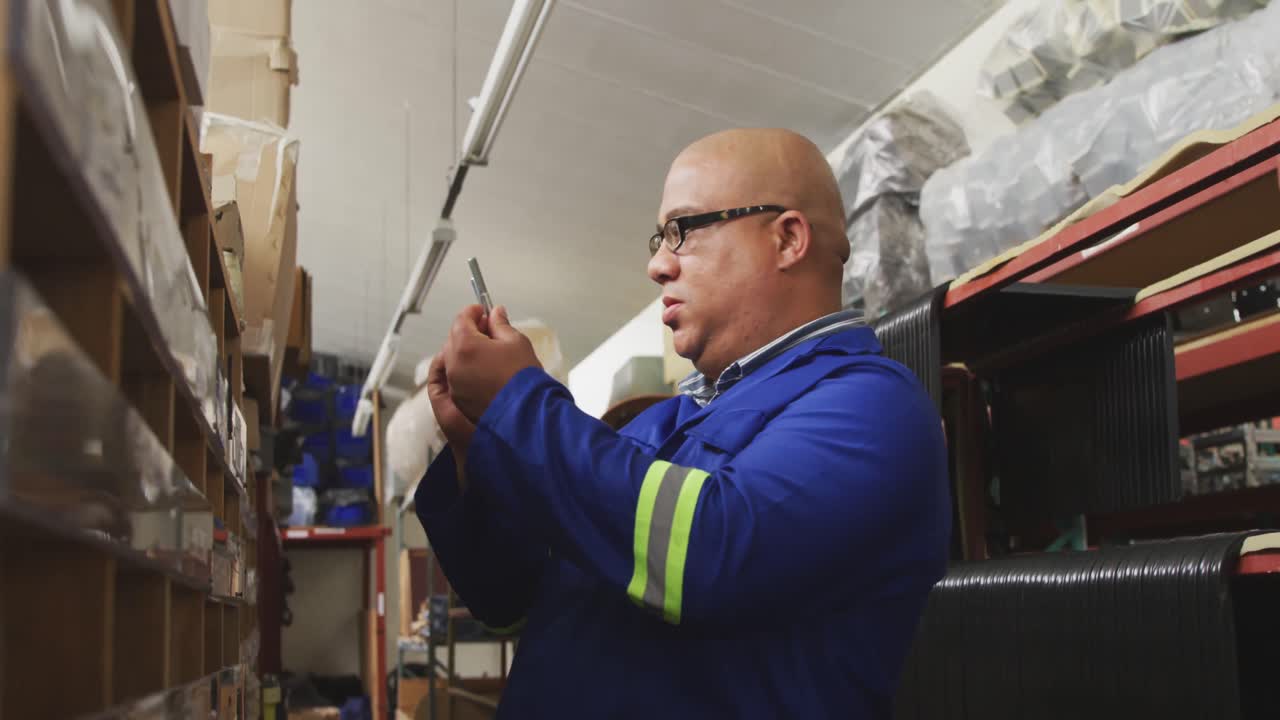 trabajador mirando dos vicios