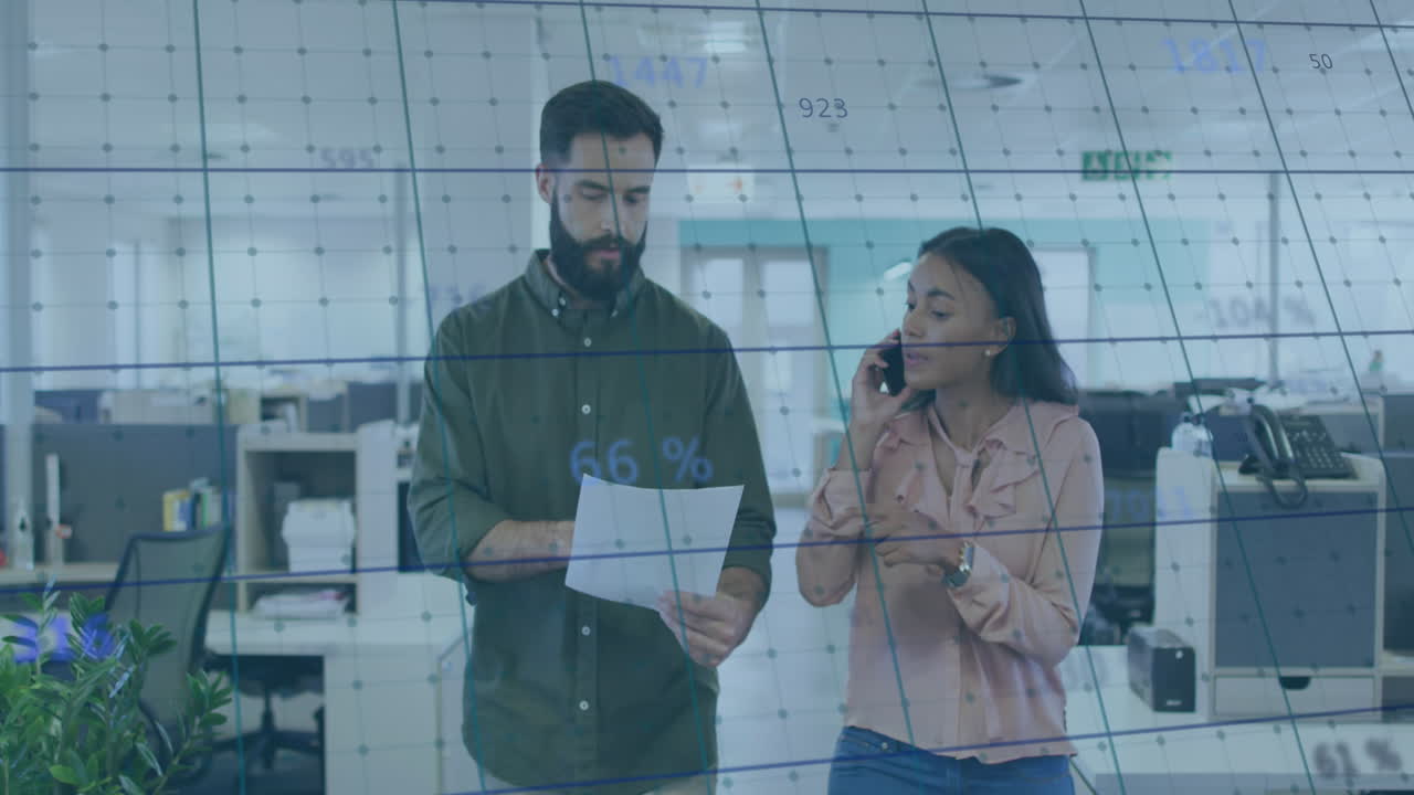 animación del procesamiento de datos financieros sobre diversas personas de negocios en la oficina