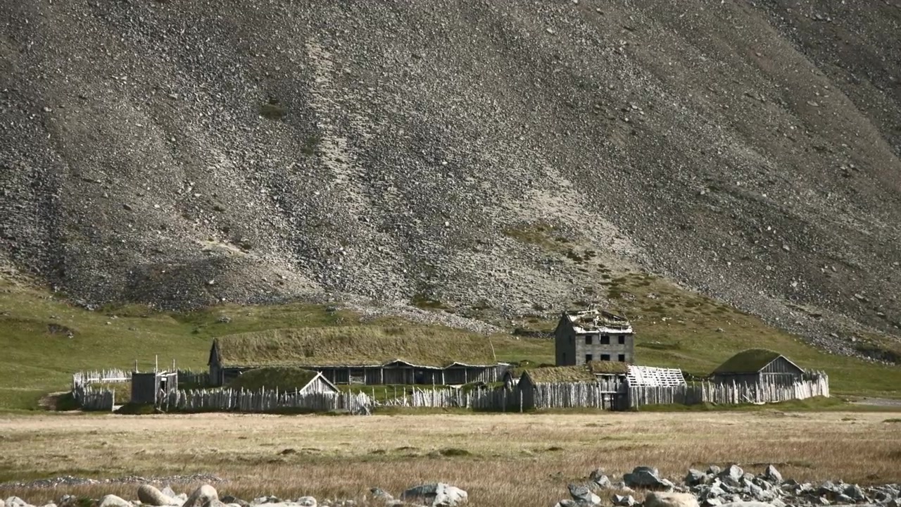 Barca e villaggio vichingo abbandonato rivelati con uno zoom in avanti e una panoramica a sinistra. Villaggio Vichingo, Stokksnes, Islanda
