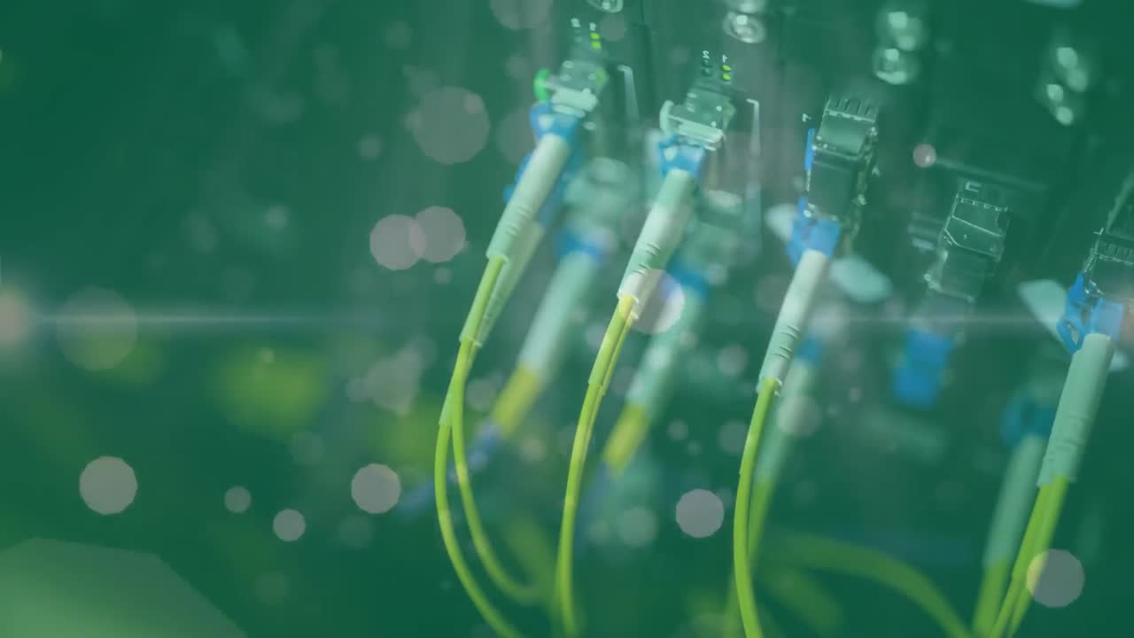 컴퓨터 전선 위에 떠다니는 불과 점들의 애니메이션