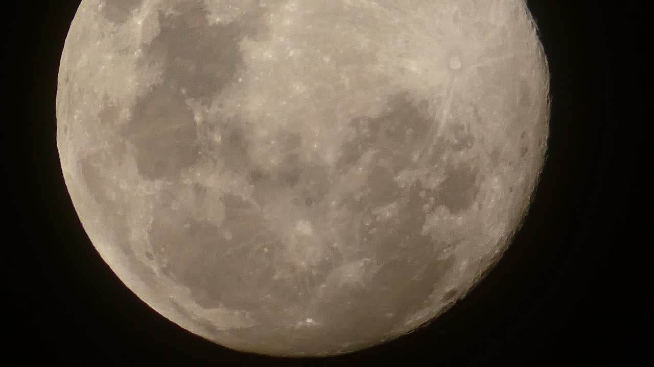 밤하늘을 가로질러 천천히 움직이는 달의 타임랩스 비디오
