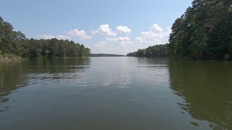 nubes blancas, cielo azul, paseo en bote por el lago, tiro de ángulo bajo, lago degray, arkansas, ee.uu.