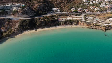 aérea - playa de voulisma con aguas turquesas en istron, creta, grecia