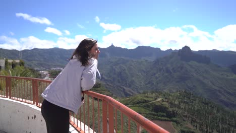 mujer mirando el paisaje montañoso en el mirador de artenara, gran canaria, españa