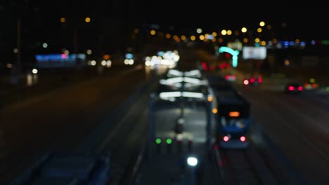 la vida de la ciudad borrosa tráfico de coches por la noche