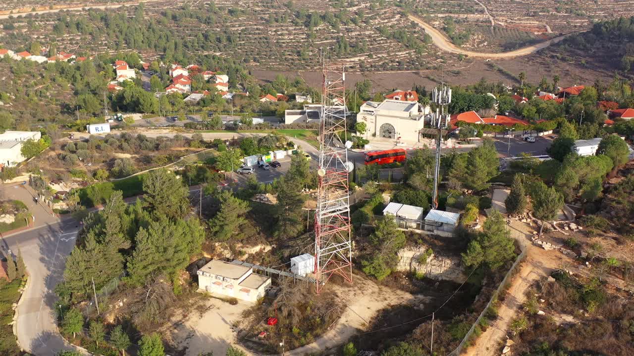 vista aérea de una aldea en israel con una torre de comunicación