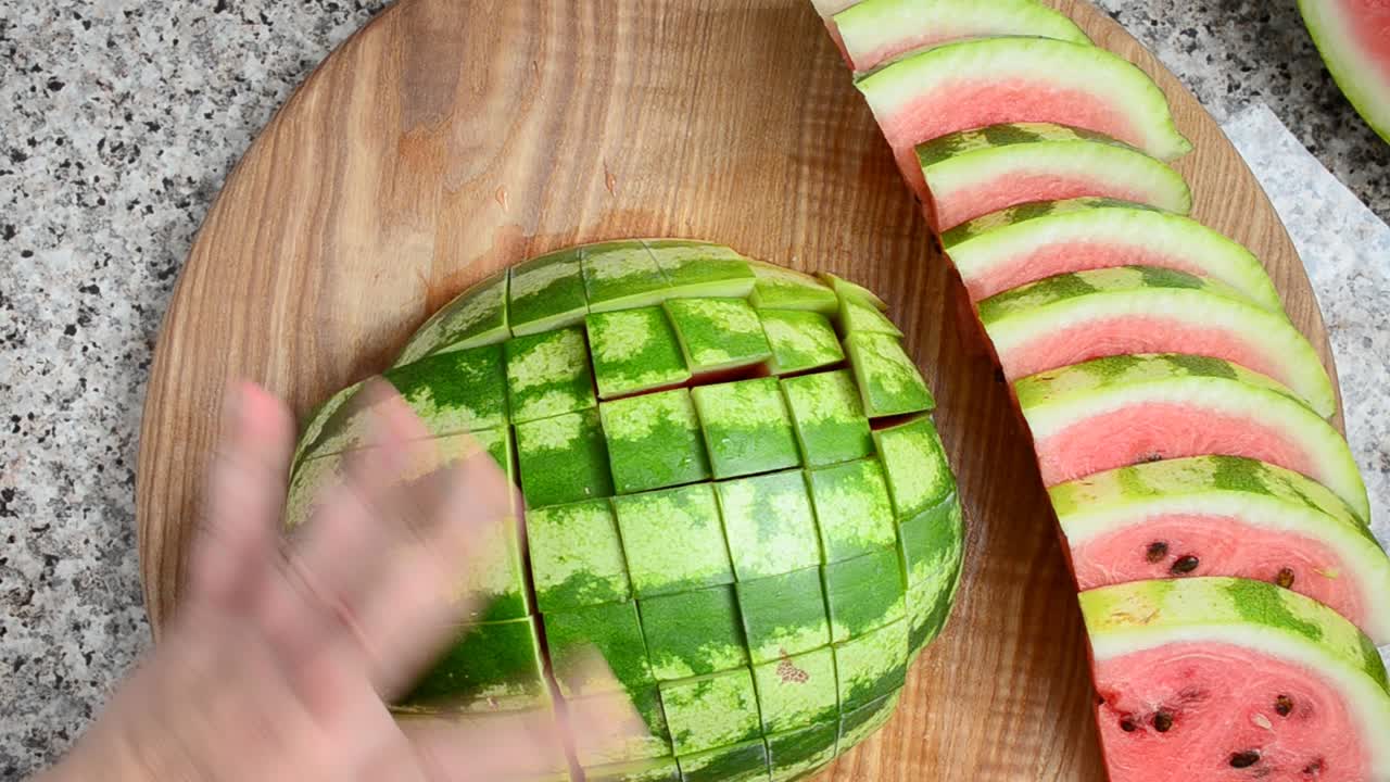 Taglio dell'anguria. Lavoro del cuoco. Riprese in cucina.