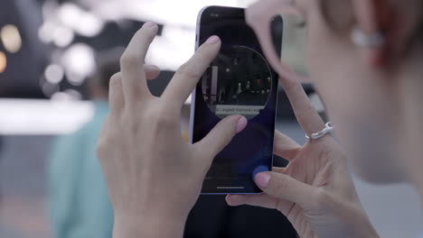 mujer tomando una foto del evento en su teléfono inteligente