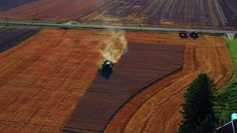 vista aérea de la cosecha combinada de cultivos en el campo de trigo dorado durante el día