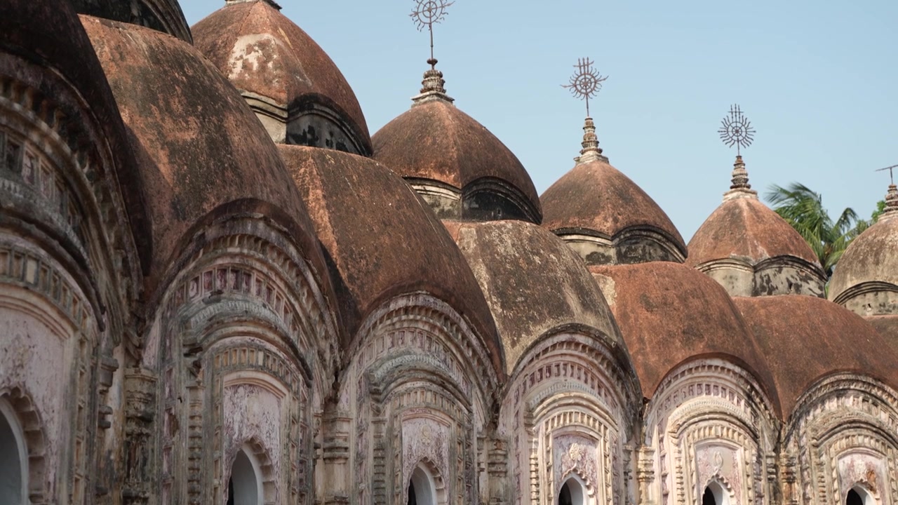 Questo luogo è chiamato "108 Templi di Shiva" perché è composto da 108 templi di Shiva. Si trova a Kalna, nel distretto di Bardwan, nel Bengala Occidentale.