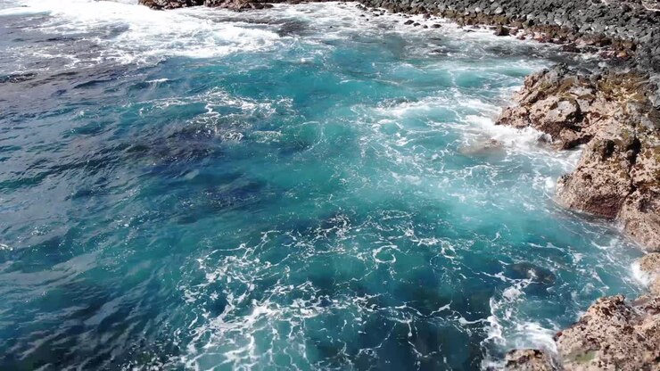 discesa verso le onde che colpiscono le scogliere vulcaniche delle hawaii