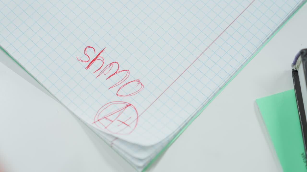 close-up van studentenhanden die een onvoldoende noteren op ruitjespapier met een rode pen, omcirkeld cijfer in de hoek, gespannen bureau met een groene gum en pennenzak, intieme nasleep van een leslokaal die stress laat zien