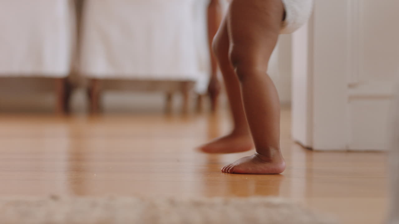 cerrar los pies niña aprendiendo a caminar niño explorando en casa bebé curioso caminando por la casa disfrutando de la infancia