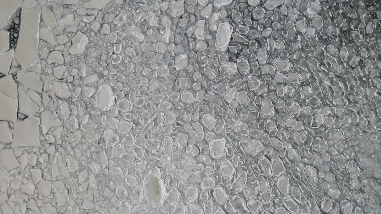 호수 표면 운동에 형성되는 공중 얼음