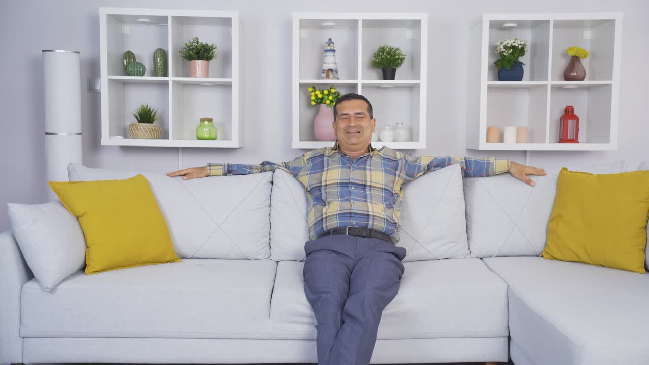 ⁇ 은이는 집에서 행복하고 평화롭습니다.  ⁇ 은이는 삶의 기 ⁇ 을 가지고 있습니다.