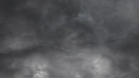 Vista-De-Una-Tormenta-En-Espesas-Nubes-Cumulonimbus