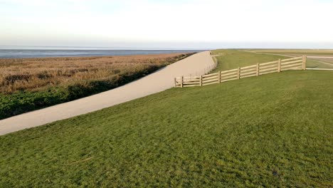 Holländischer-Deich-Am-Wattenmeer-Niederlande-Unesco-Weltnaturerbe