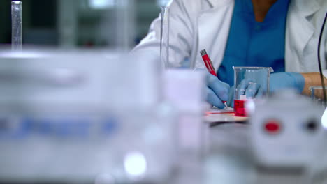 clínico escribiendo el informe de la prueba en un entorno de laboratorio. científico escribiendo datos