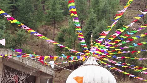 Manikaran-Sahib-Gurudwara-Der-Sikhs-Religion,-Geschmückt-Mit-Flaggen-Am-Tag-Aus-Verschiedenen-Blickwinkeln.-Das-Video-Wurde-Am-22.-März-2023-In-Manikaran-Manali-Himachal-Pradesh,-Indien,-Aufgenommen