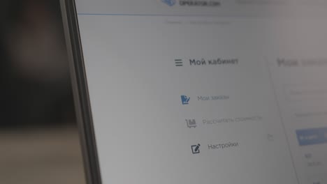 cambiar sitios web abiertos en el monitor de una computadora portátil contemporánea